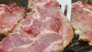 Spatula biftek ızgara çevirir.