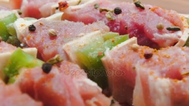 Türkiye'de kebap üzerinde ahşap sopa ile baharatlar serpilir