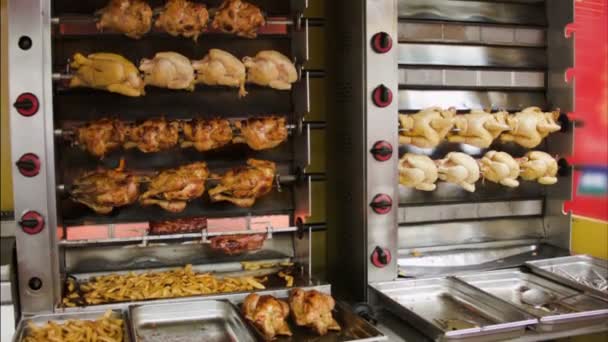 De kip gebakken op een grill-machine — Stockvideo