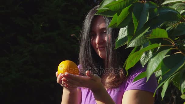 Mulher está encantada com laranja — Vídeo de Stock
