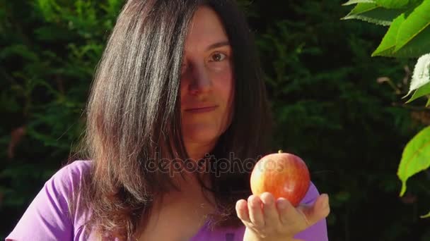 Woman holds an apple — Stock Video