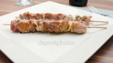Ketçap beyaz tabakta hindi şişleri
