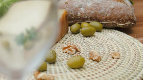 Natureza morta de pão, azeitonas e nozes, queijo de tomate — Vídeo de Stock