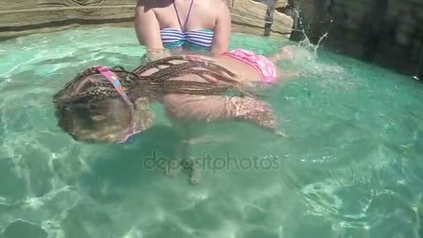Mãe ensina filha a nadar — Vídeo de Stock