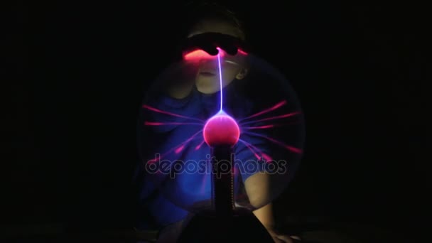 Garçon toucher ses mains et voit une balle de plasma 