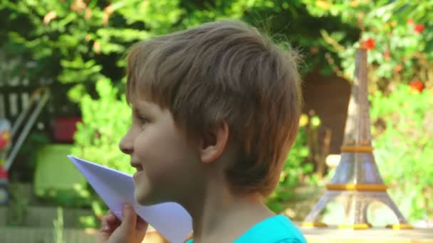 Ragazzo che gioca con un aereo di carta — Video Stock