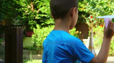 Çocuk başlar kağıt uçak