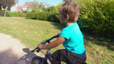 Küçük çocuk bir parkta Bisiklete binmek