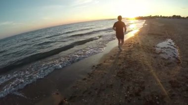 Adam günbatımında koşuya nişanlandı