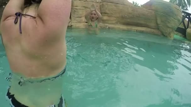 Mãe ensina filha a nadar — Vídeo de Stock