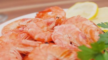 Maydanoz ve limon ile beyaz bir tabak karides