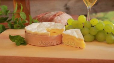 Camembert beyaz şarap, üzüm ve ekmek.