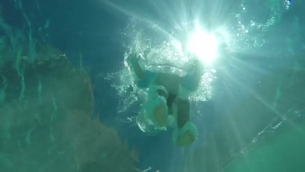 Pohled z vody na paprsky slunce — Stock video