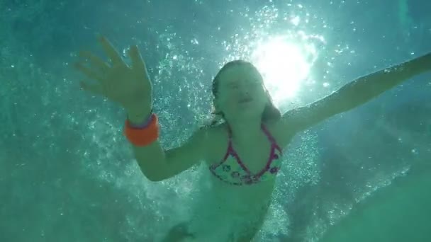 Pohled z vody na paprsky slunce a dívka — Stock video