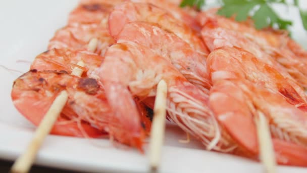 Skewer with shrimp on a white plate — Stock Video