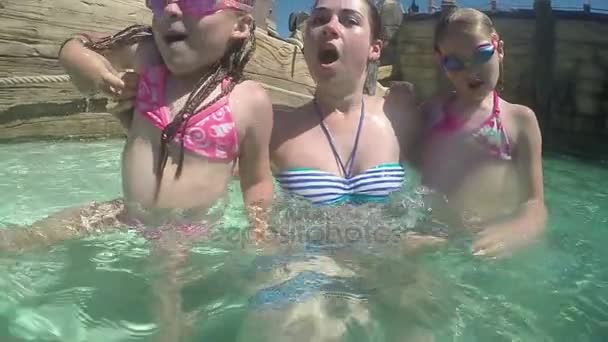 Matka s dvěma dcerami ponory v bazénu — Stock video