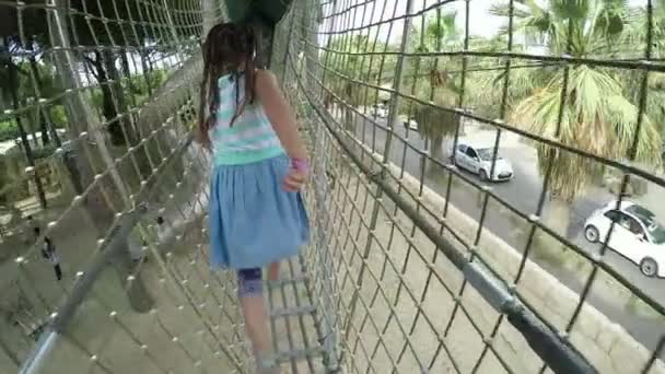 Девушка бежит по подвесному мосту — стоковое видео
