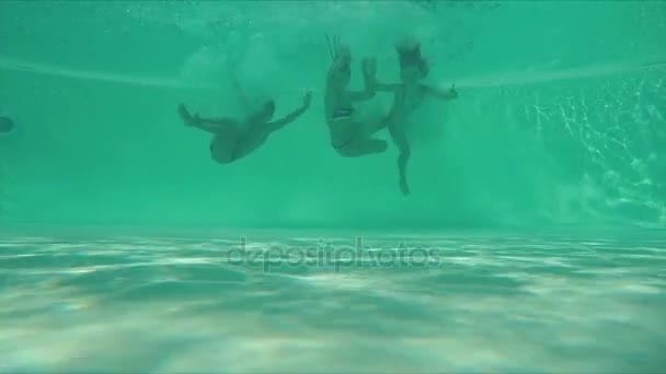 Crianças pulando na piscina — Vídeo de Stock