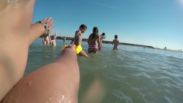 Niños jugando con pistola de agua de playa — Vídeos de Stock