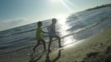 Sörf hattı boyunca suda çocuklar çalıştırmak