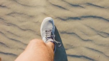 insan kum üzerinde çalışan spor ayakkabı ayaklarda