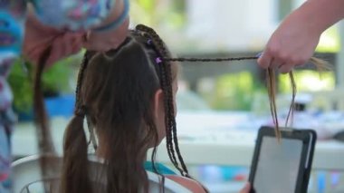 Kız pigtails dört el örgülü