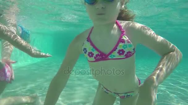 女の子は、母親と一緒にプールでダイビングします。 — ストック動画