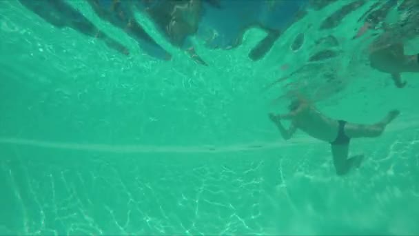Мужчина и дети плавают в бассейне — стоковое видео