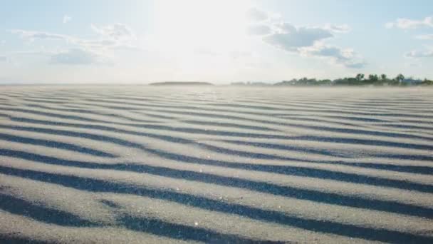 Zand veegt sporen jongen voeten — Stockvideo