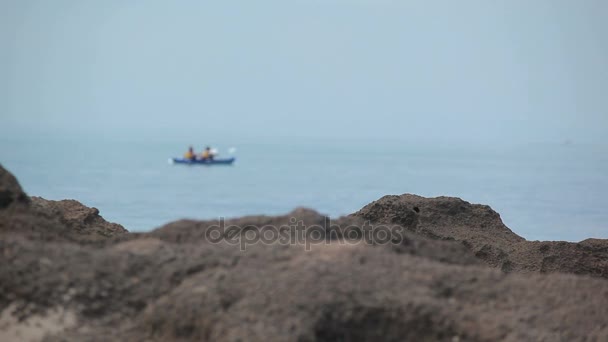 Kayak navega a lo largo de la costa — Vídeo de stock