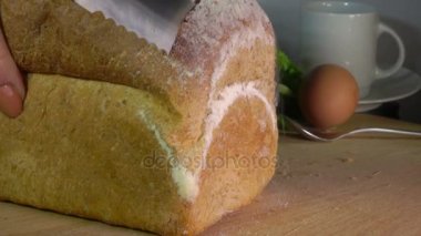 Bir somun tahıl ekmeği keserek bıçak