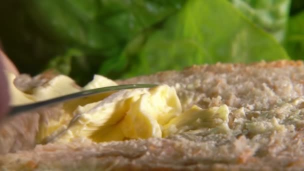 Bochník pšenično-žitný chléb s máslem — Stock video