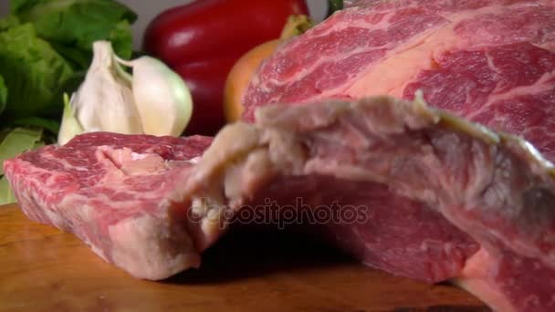 Hovězí steak na dřevěném prkénku