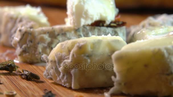 Pedazo de queso de cabra natural se toma con tenedor — Vídeo de stock