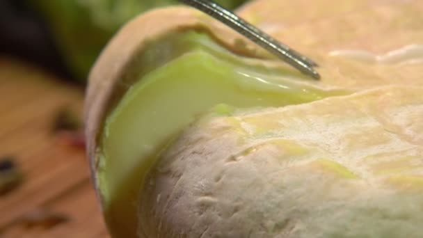Pedazo de queso de oveja Brebis se toma con tenedor — Vídeo de stock