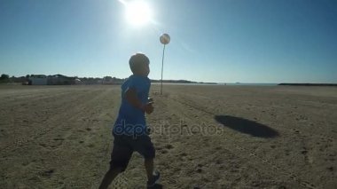 Çocuk deniz kıyısı çalışır