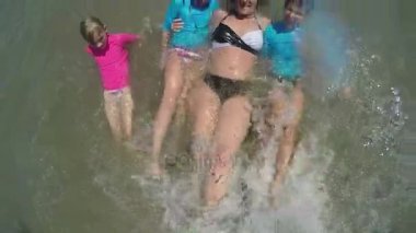 Anne Çocuk yüzmeyi öğretiyor