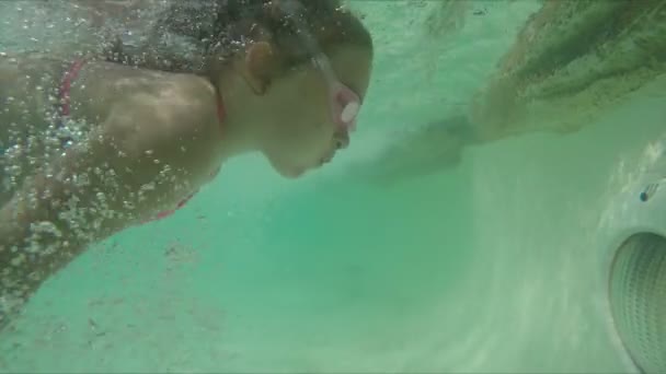 Ragazza che nuota in piscina sott'acqua — Video Stock