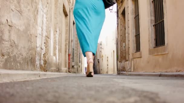 A woman walking through the old town — Stock Video