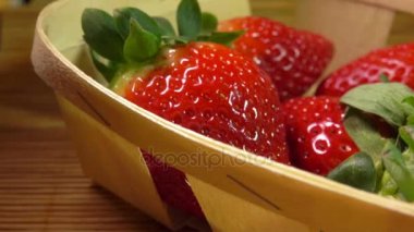 El sepeti sulu çilek koyar