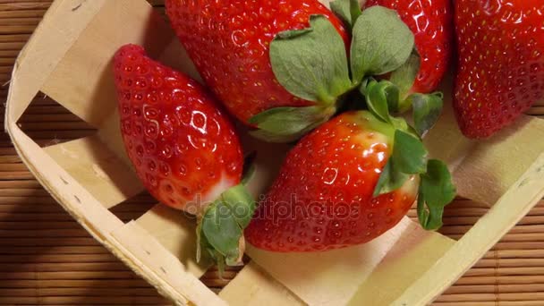 Hand legt große Erdbeeren in den Korb — Stockvideo