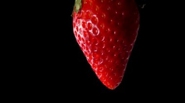 Olgun çilek damlayan su damla