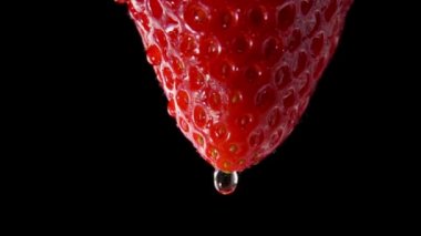 Çilek ucundan damlayan su damla