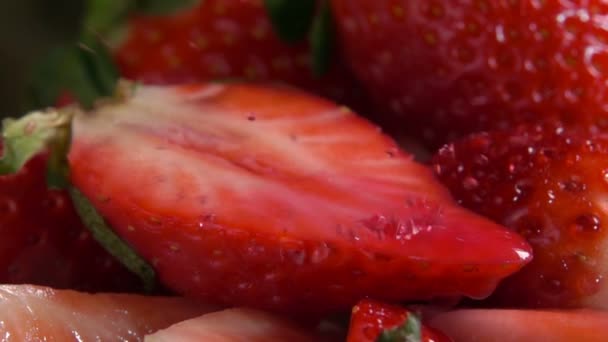 Tropfen Saft tropft auf die halbreife Erdbeere — Stockvideo