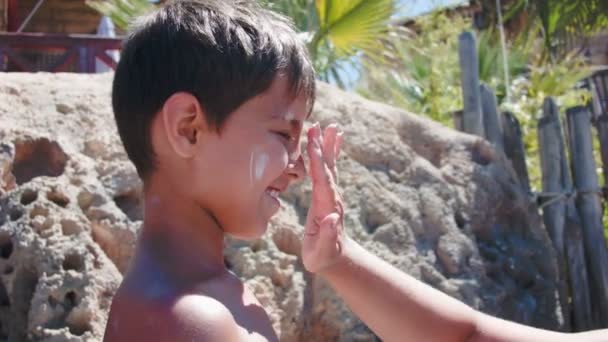 Anne sıva çocuklar güneşten korunma için krem yüz — Stok video
