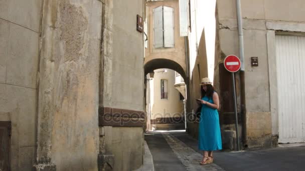 Une femme marchant dans la vieille ville — Video