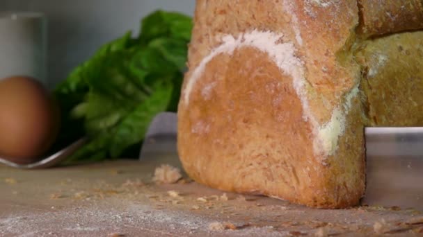 Κομμένο κομμάτι ψωμί πέφτει σε ένα ξύλινο ταμπλό με — Αρχείο Βίντεο