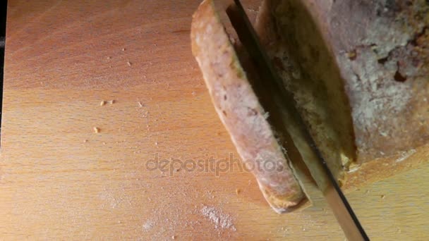 Αργή κίνηση του μαχαίρι κόβοντας ένα καρβέλι ψωμί — Αρχείο Βίντεο