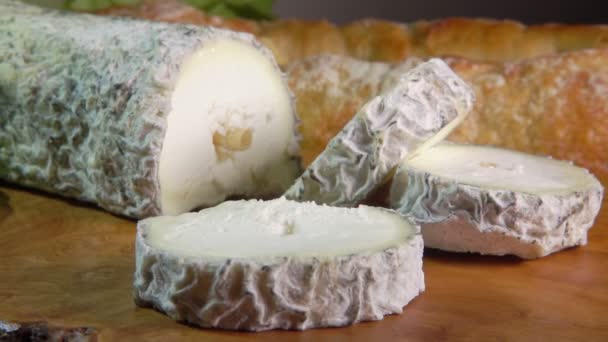 Fork prend un morceau de fromage de chèvre — Video