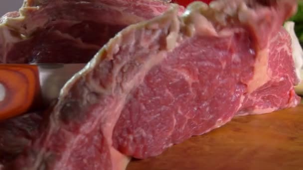 Ahşap bir gemide kesilmiş sığır eti biftek — Stok video